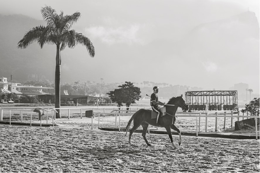 Jóckei treina na pista da Gávea. Foto: Christian Odevall