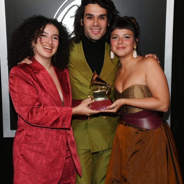 Dora Morelenbaum, Zé Ibarra e Júlia Mestre, do Bala Desejo