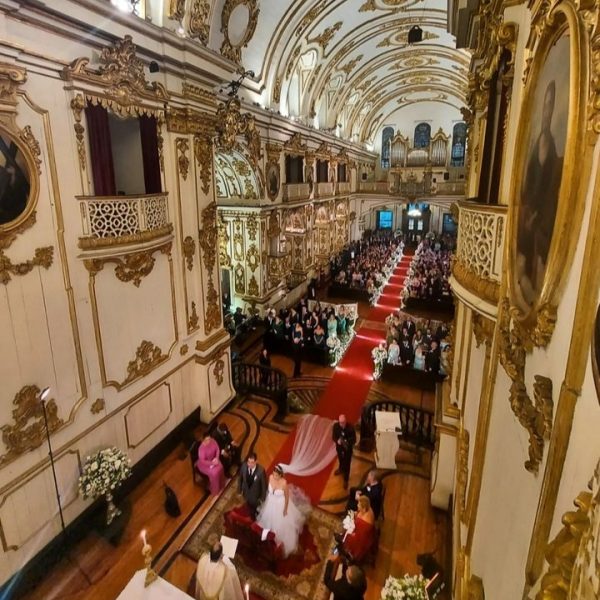 Os noivos na Igreja Nossa Senhora do Carmo da Antiga Sé, no Centro do Rio de Janeiro