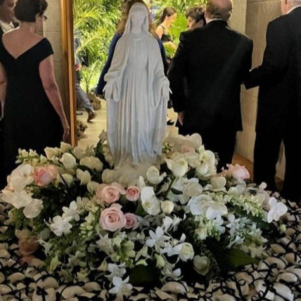 A imagem de Nossa Senhora na entrada da Sociedade Hípica Paulista, local onde foi celebrada a festa.