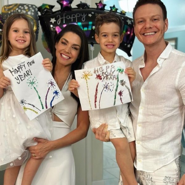 Michel Teló com a esposa, Thaís Fersoza, e os filhos Melinda e Teodoro