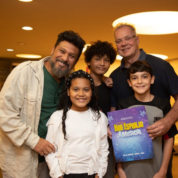 Adriano Medeiros, Luiz Fernando Guimarães, seus filhos e um amiguinho