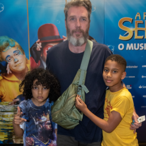 Alexandre Herchcovitch e os filhos Fernando e Ben