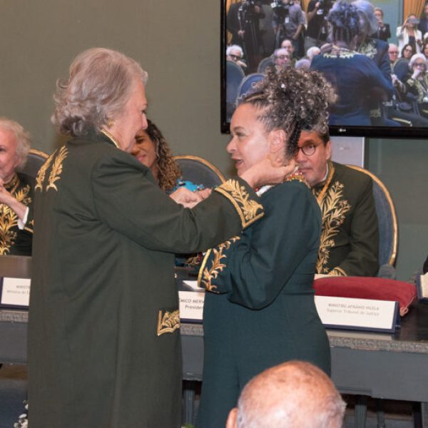 Ana Maria Machado entrega colar para Ana Maria Gonçalves