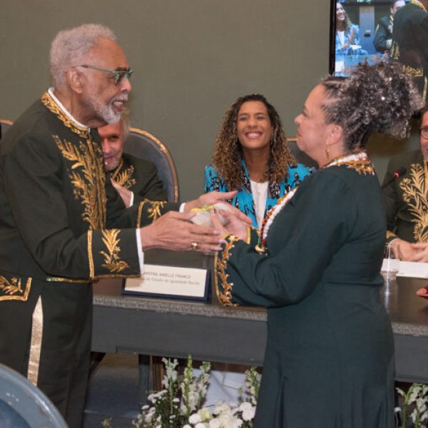 Ana Maria recebendo o diploma de Gilberto Gil