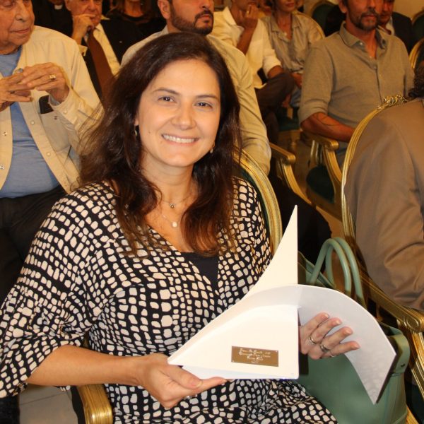 Andressa Motta recebe prêmio de Comunicação (Pessoa Jurídica) pela Editora Globo