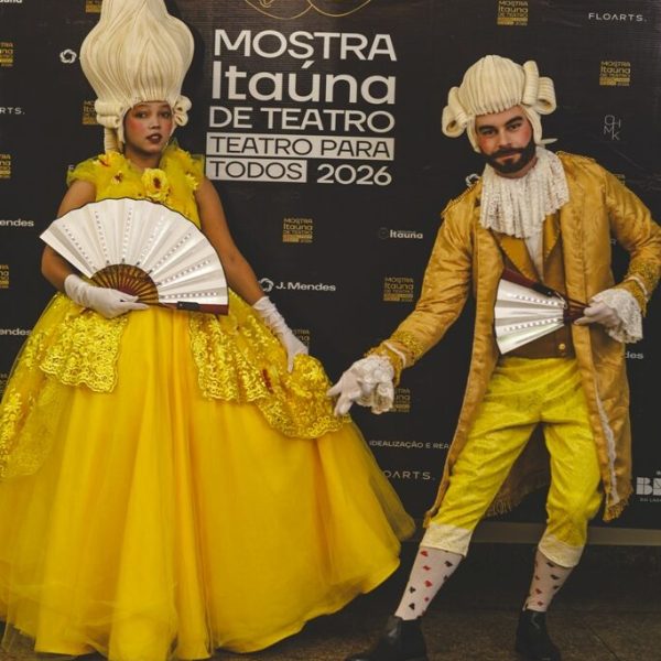 Atores com roupas do século XVIII