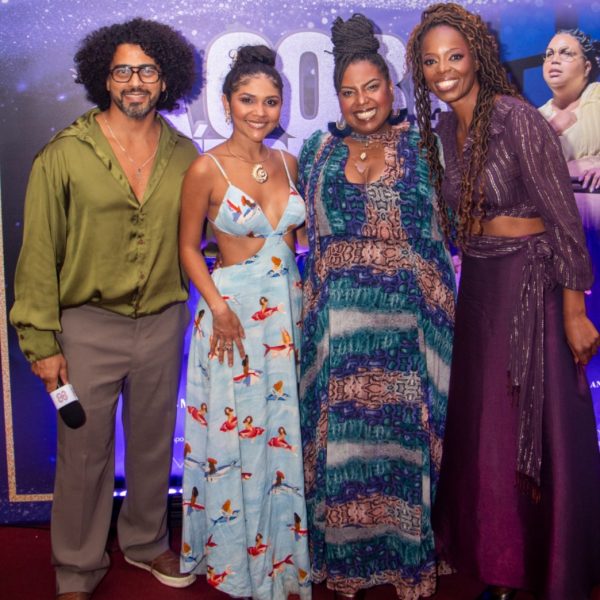 Aline Serra e Suzana Santana, atrizes do musical, entre Marco Rocha e Ivi Mesquita
