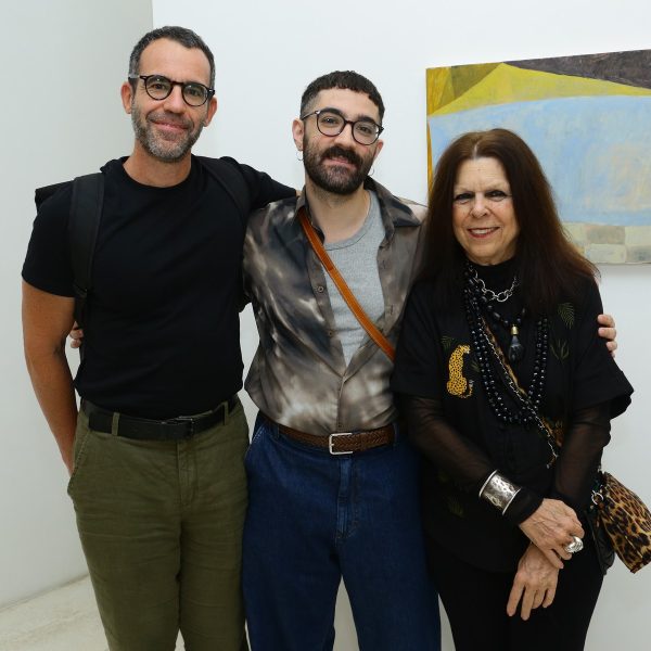 Lucas Rubly entre Bernardo Magalhães e Vanda Klabin