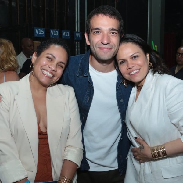 Humberto Carrão entre Fernanda e Tânia Aragão