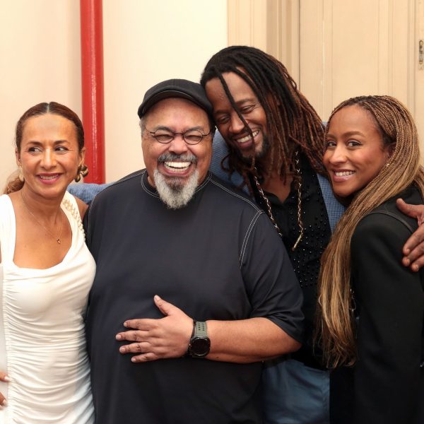 Aragão entre Regina Coelho, Toni Garrido e a filha do casal, Victoria