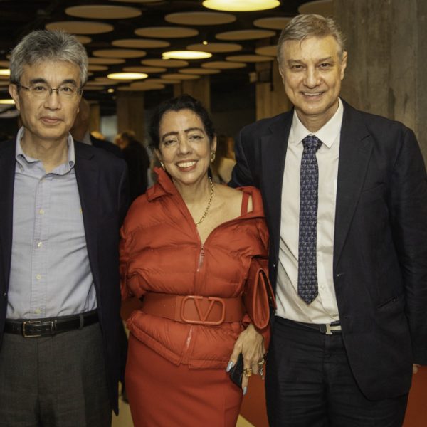 O cônsul do Japão Takashi Manabe com Walkíria Barbosa e Marcus Didonet