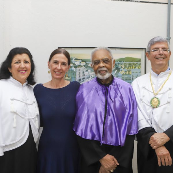 Flora e Gilberto Gil entre a vice-reitora, Cássia Turci, e o reitor Roberto Medronho