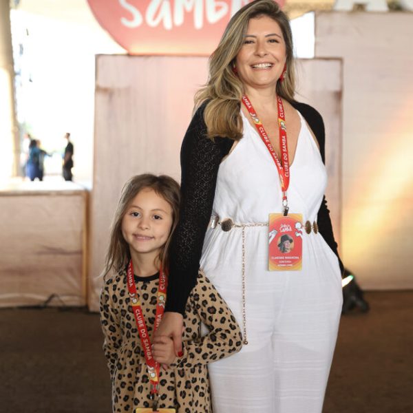 Clarisse Nogueira, irmã e empresária de Diogo, com a filha Clara