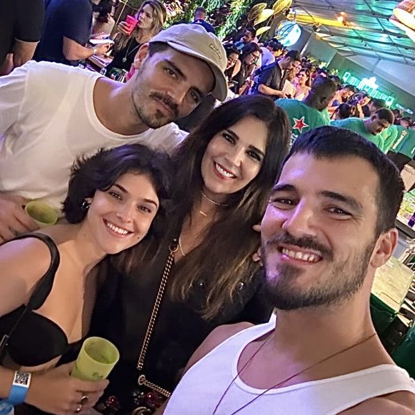 Claudia Romano entre os filhos Daniel Lorio, Rodrigo Lorio e a nora