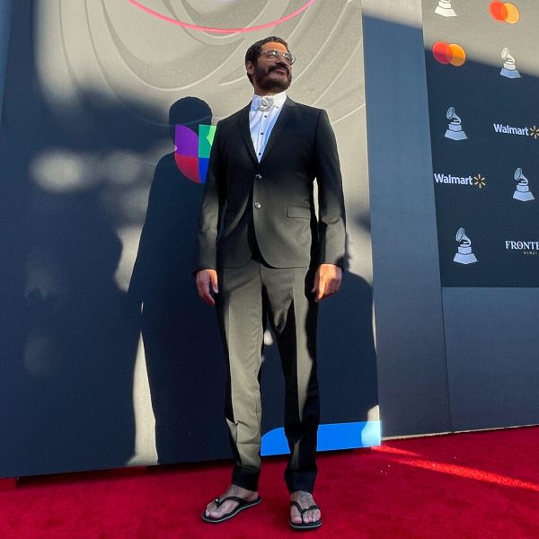 Criolo monta look com terno, gravata e Havaianas no red carpet