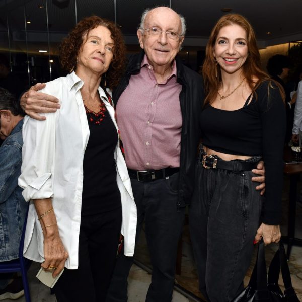 O casal Ilana e Armando Strozenberg com Alessandra Colassanti