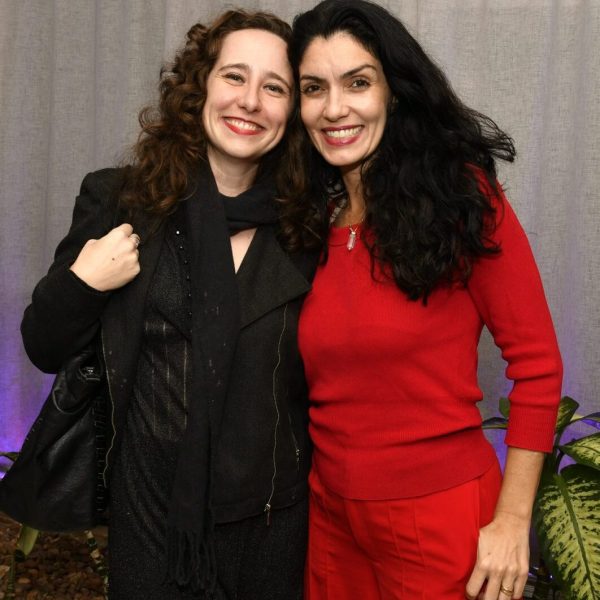 As cantoras Julie Wein e Joyce Candido
