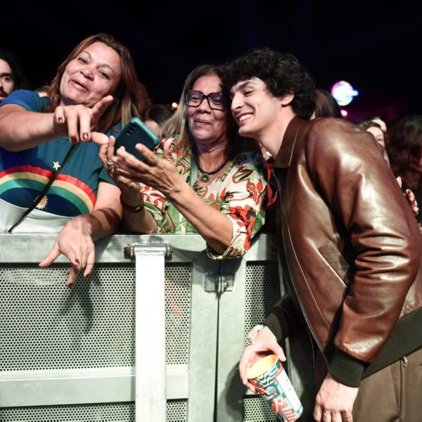 Pedro Waddington atende às fãs