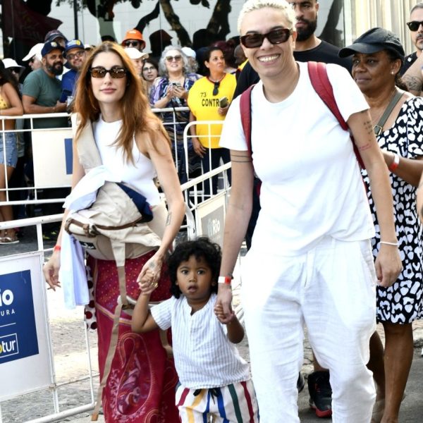 O casal Ana Paula Popi e Maria Gadú com sua filha Alice