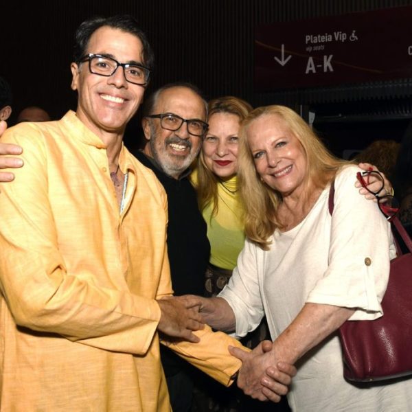 Cláudio Lins e Alexandra Di Calafiori entre o padrasto e a mãe deste, Claudio Tovar e Lucinha Lins
