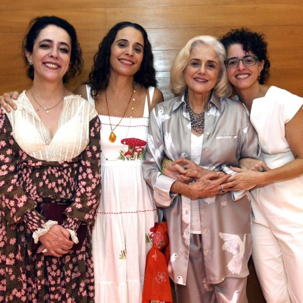 Marieta Severo com suas filhas Silvia, Helena e Luísa Buarque