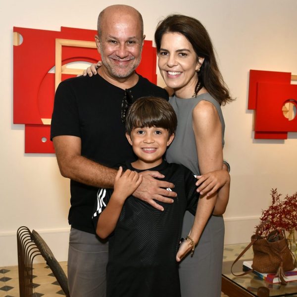 Em família: Guilherme Schiller, Mariana Gross e o filho Antônio