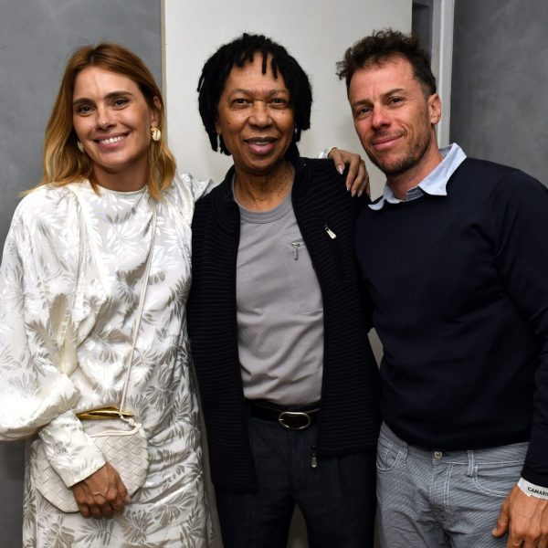 Djavan entre o casal Carolina Dieckmann e Tiago Worcman