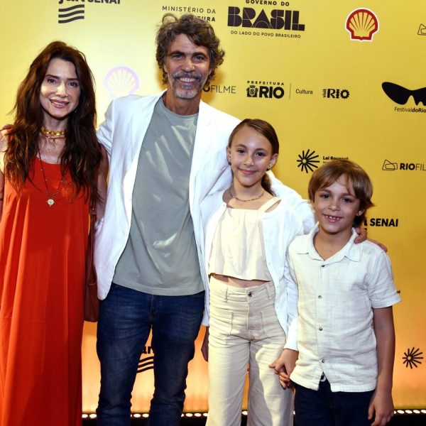 Leticia Spiller, Regis Faria e seus filhos Lorena e Vicente