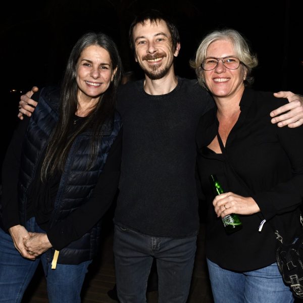 Beto Lee entre Angela Figueiredo e Raquel Garrido