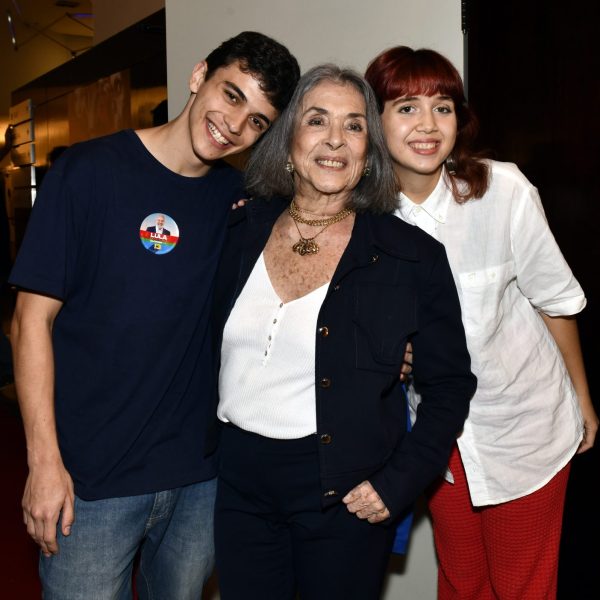 Betty Faria entre os netos João Paulo e Giulia