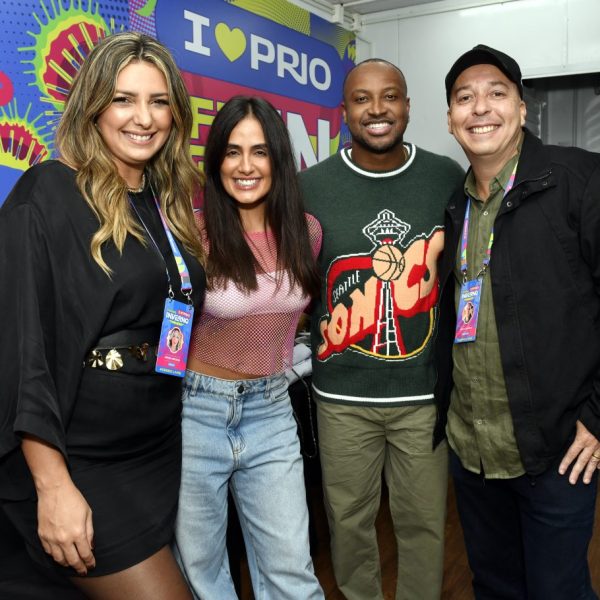 Carol Peixinho e Thiaguinho entre Andréa e Peck Mecenas