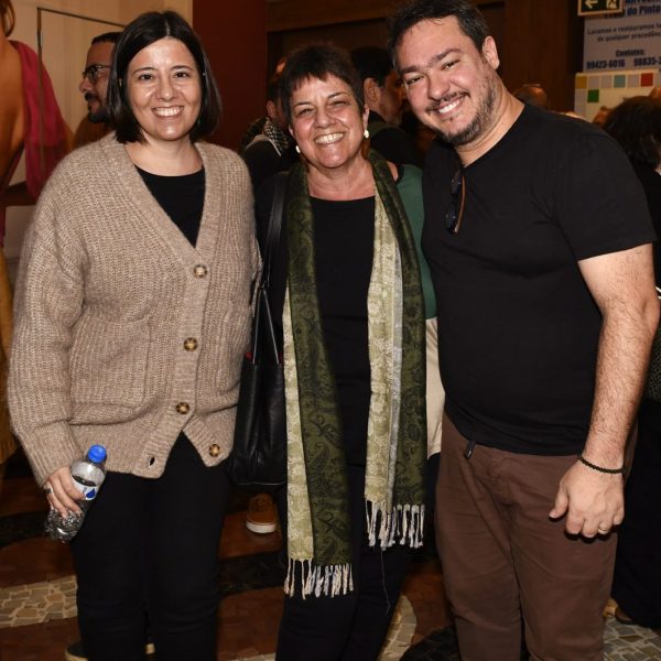 Heloísa Seixas entre a filha, Júlia, e Eduardo Bakr