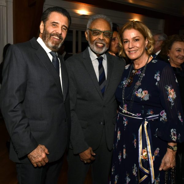 Gilberto Gil entre Claudio Pereira e Marcia Peltier