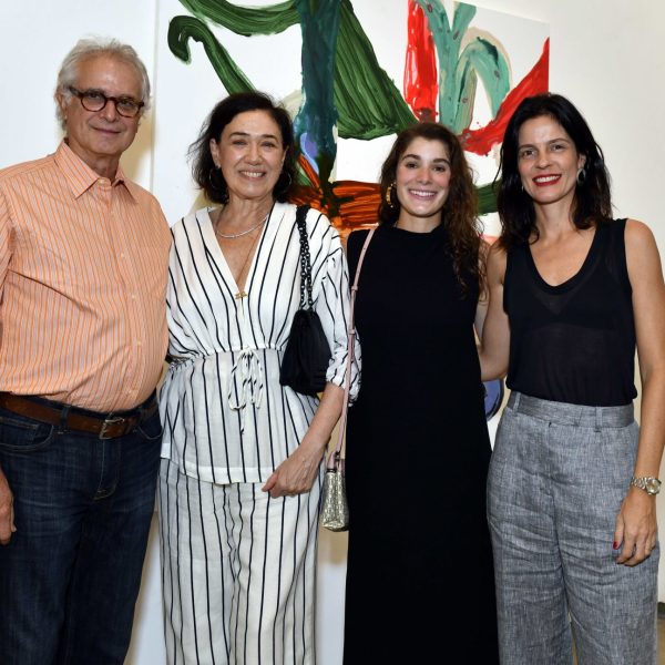 Ivan Figueiredo e Lilia Cabral com as filhas Giulia Bertolli e Cecília Fortes