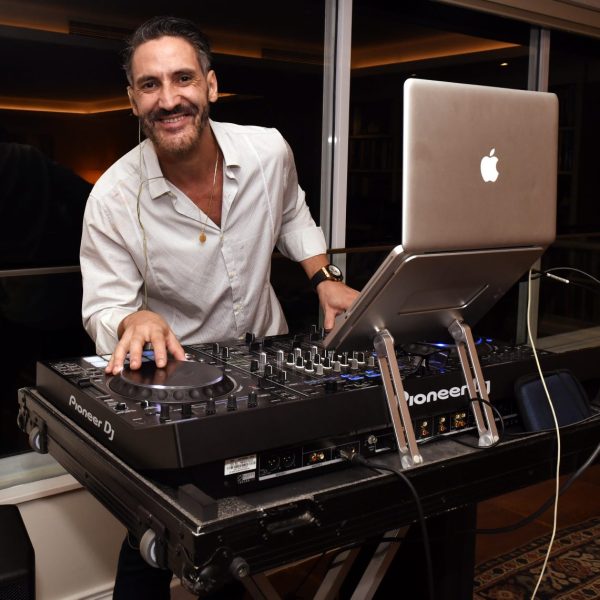 Solta o som! DJ Edmar Caetano leva música aos convidados