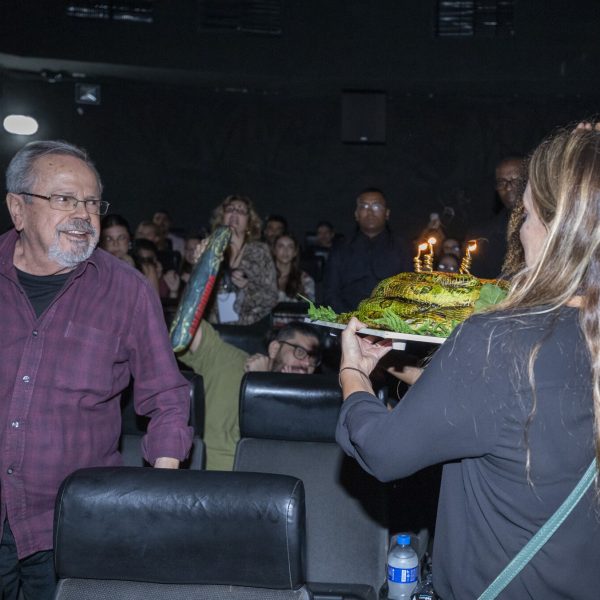 Dalton Mello ganha bolo no formato da cobra Anaconda