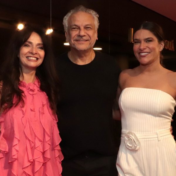 Darson Ribeiro entre Claudia Ohana e Priscila Fantin