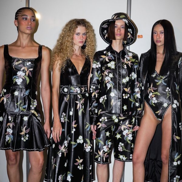 Parte do casting do desfile