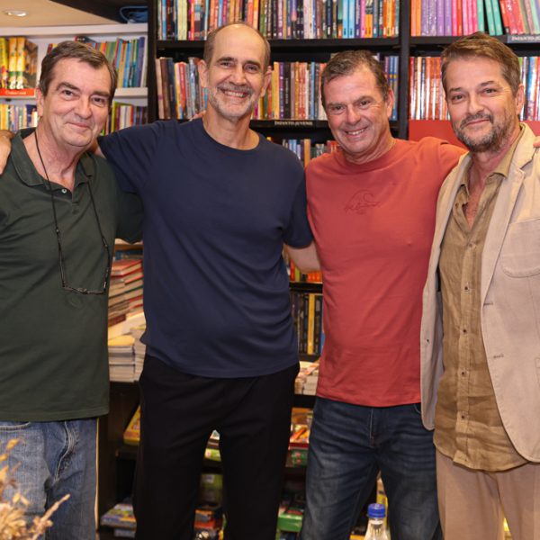 O editor Tomaz da Veiga entre Eduardo, Alexandre e Marcelo, todos Serrado