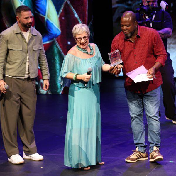 Rafael Raposo e Christina Streva recebem o prêmio de Érico Braz