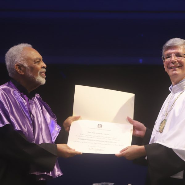 Gil recebe o diploma de Medronho