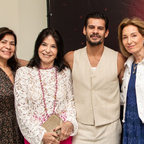 Thiago entre Heloísa Simão, Teresa Aczel e Sandra Hegler
