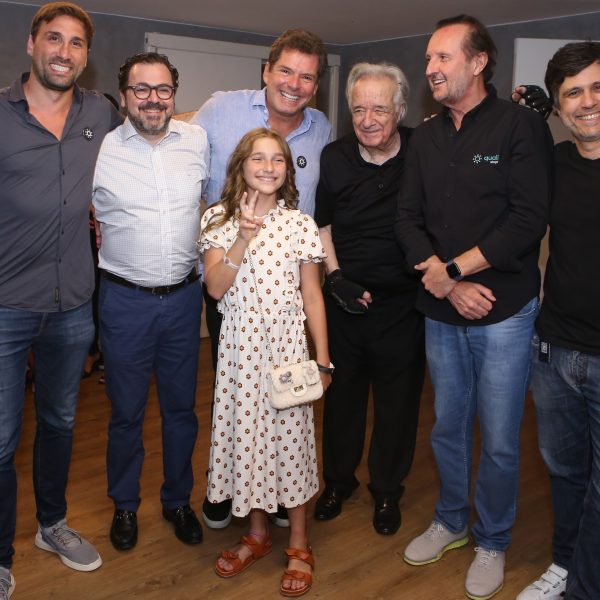 Rodrigo Mathias, Rogério Dezembro, Alexandre Accioly,  Maria Carolina, maestro João Carlos, Cicão Chies e Bernardo Amaral