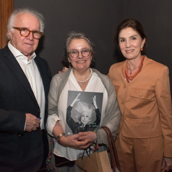 Gabriela Albergaria, consulesa de Portugal, com o casal Falcão