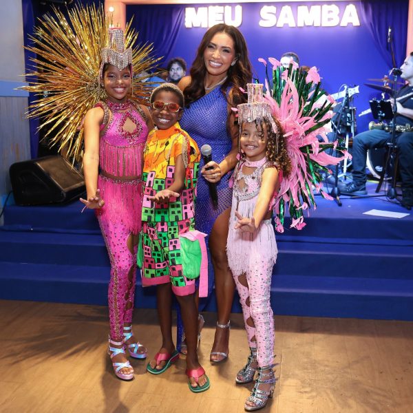 Karinah e integrantes da Mangueira do Amanhã