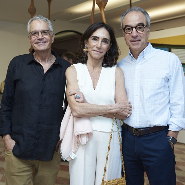 O curador Lauro Cavalcanti com Gisela e João Roberto Marinho
