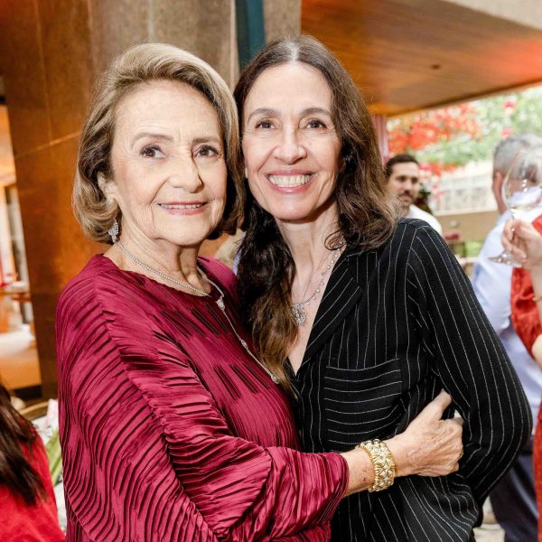 A anfitriã e Flora Gil