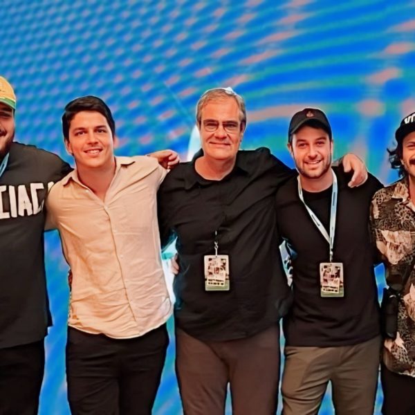 Luiz Oscar e Luiz Guilherme Niemeyer cercado pela equipe da Bonnus Track