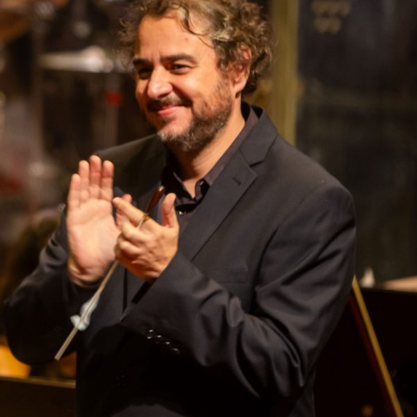 O maestro Rodrigo Toffolo